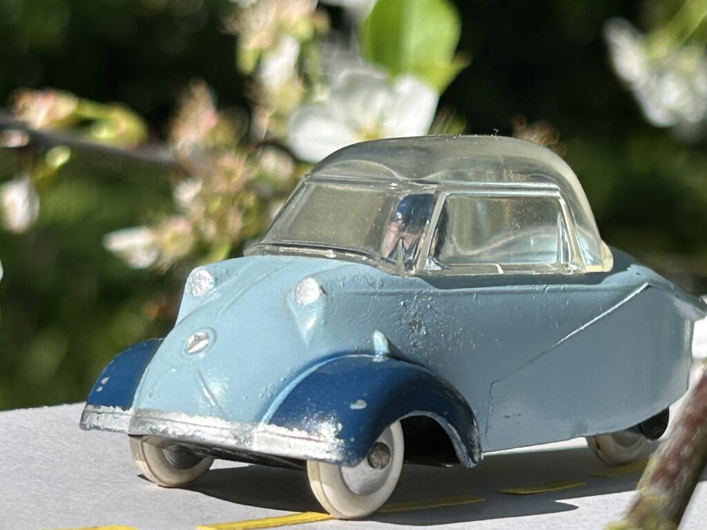Gros plan d'une Messerschmitt KR 200 Quiralu bleu clair/ ailes bleu soutenu sur une route