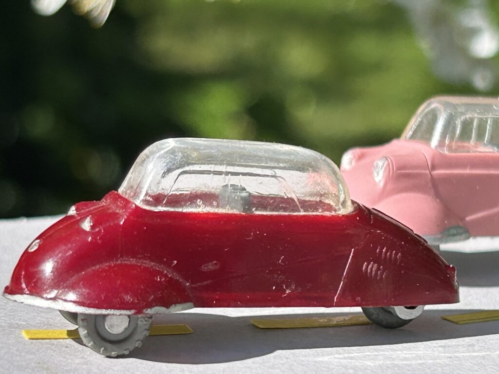 Vue de profil d'une Messerschmitt KR 175 bordeaux  Siku de premier type