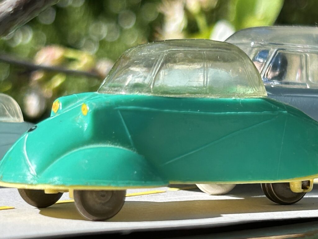 Messerschmitt KR JUNO Plast sur route de profil