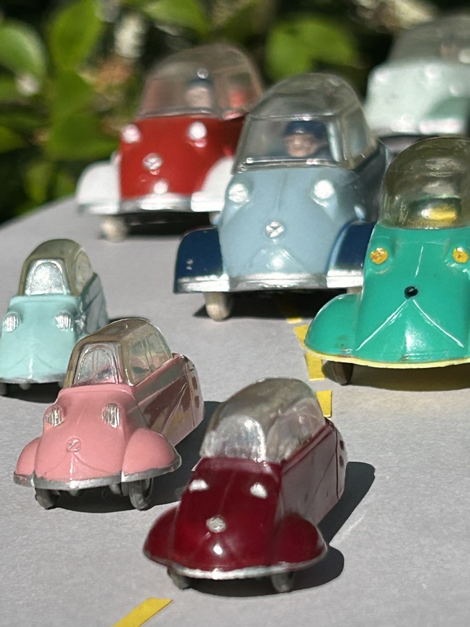 Vue de 3/4 avant de 7 Meserschmit KR miniatures, 3 KR 175 Siku, 1  JUNO Plast,  3 KR 200 Quiralu