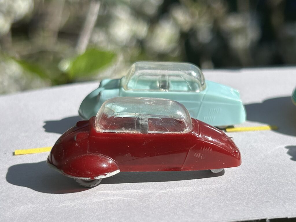 Vue de profil de deux Messerschmitt KR 175 Siku, une bordeaux de 1953 devant une bleu clair de type 2 