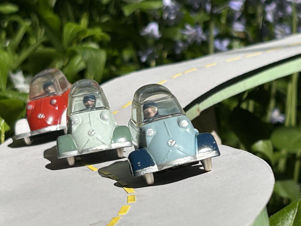 Trois Messerschmitt KR 200 Quiralu Bicolores se suivant dans un "s" en dévers, 1 bleu,1 verte, 1 rouge