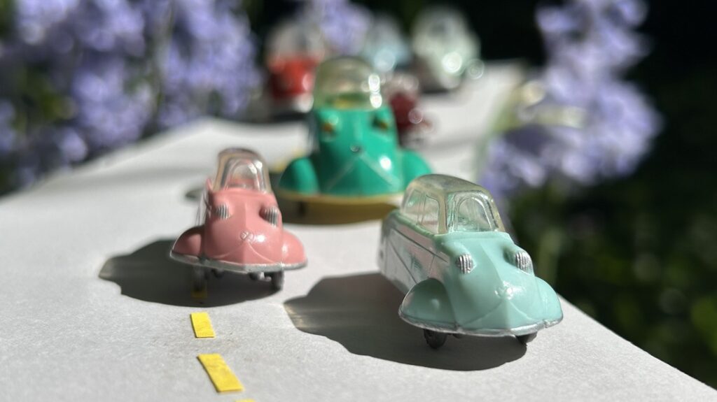 Vue avant de 2 Messerschmitt KR 175 Siku de type2 1 bleu clair et une rose devançant une JUNO Plast 
